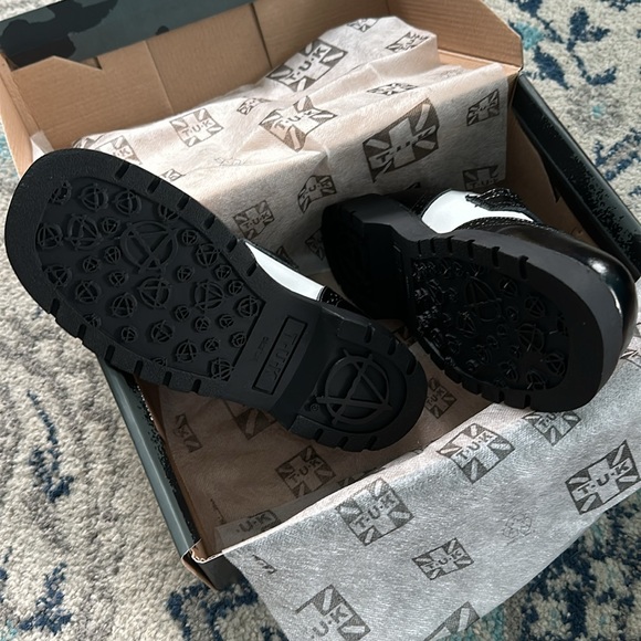 Black & white Brogue T.U.K Mary Jane shoes - Picture 10 of 11